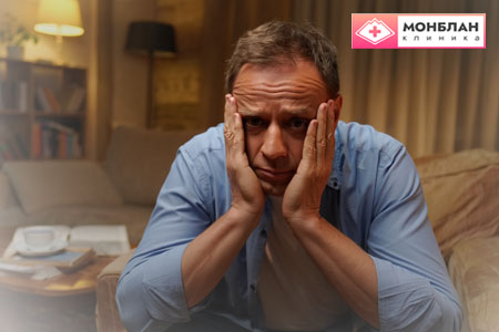 Мужчина держится за голову